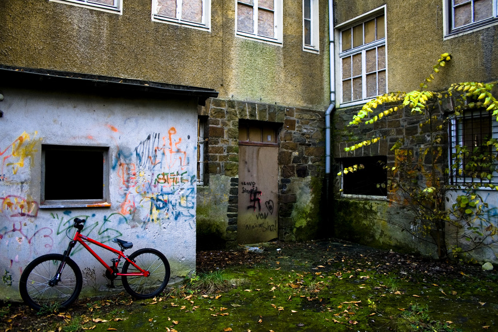 Altes vermodertes Mehrfamilienhaus