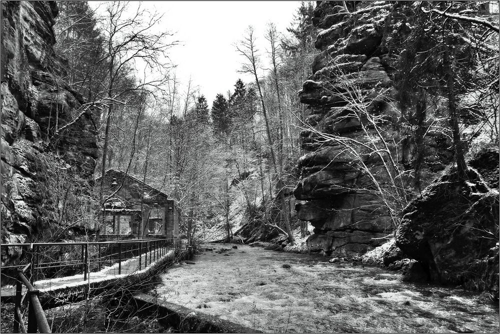 Altes Wasserkraftwerk ...