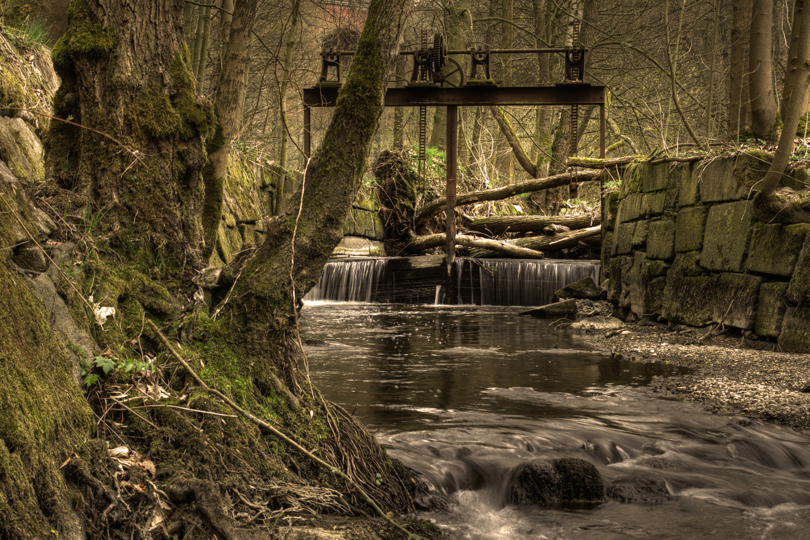 altes Wehr an der Elster nahe dem Triebtal