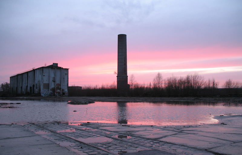 Altes Zementfabrikgelände bei Sonnenuntergang