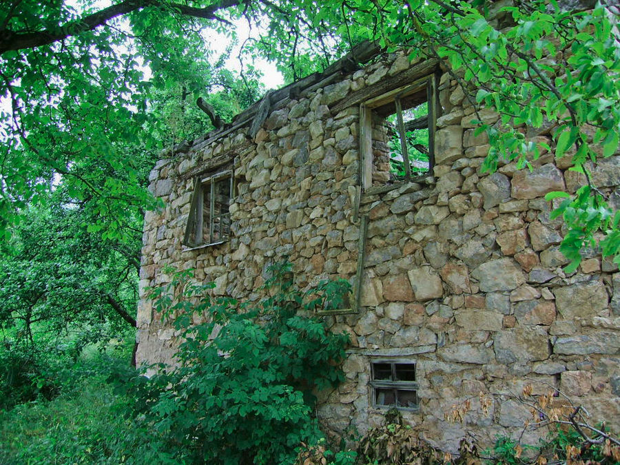 Altes zerstörtes Haus in Kijevo bei Sarajevo