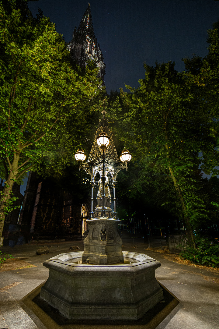 Altländerinnenbrunnen am Hopfenmarkt 2