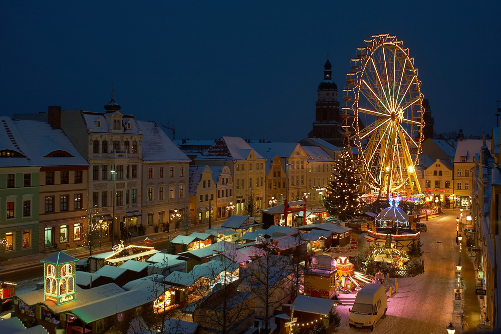 Altmarkt-Riesenrad mit Schnee