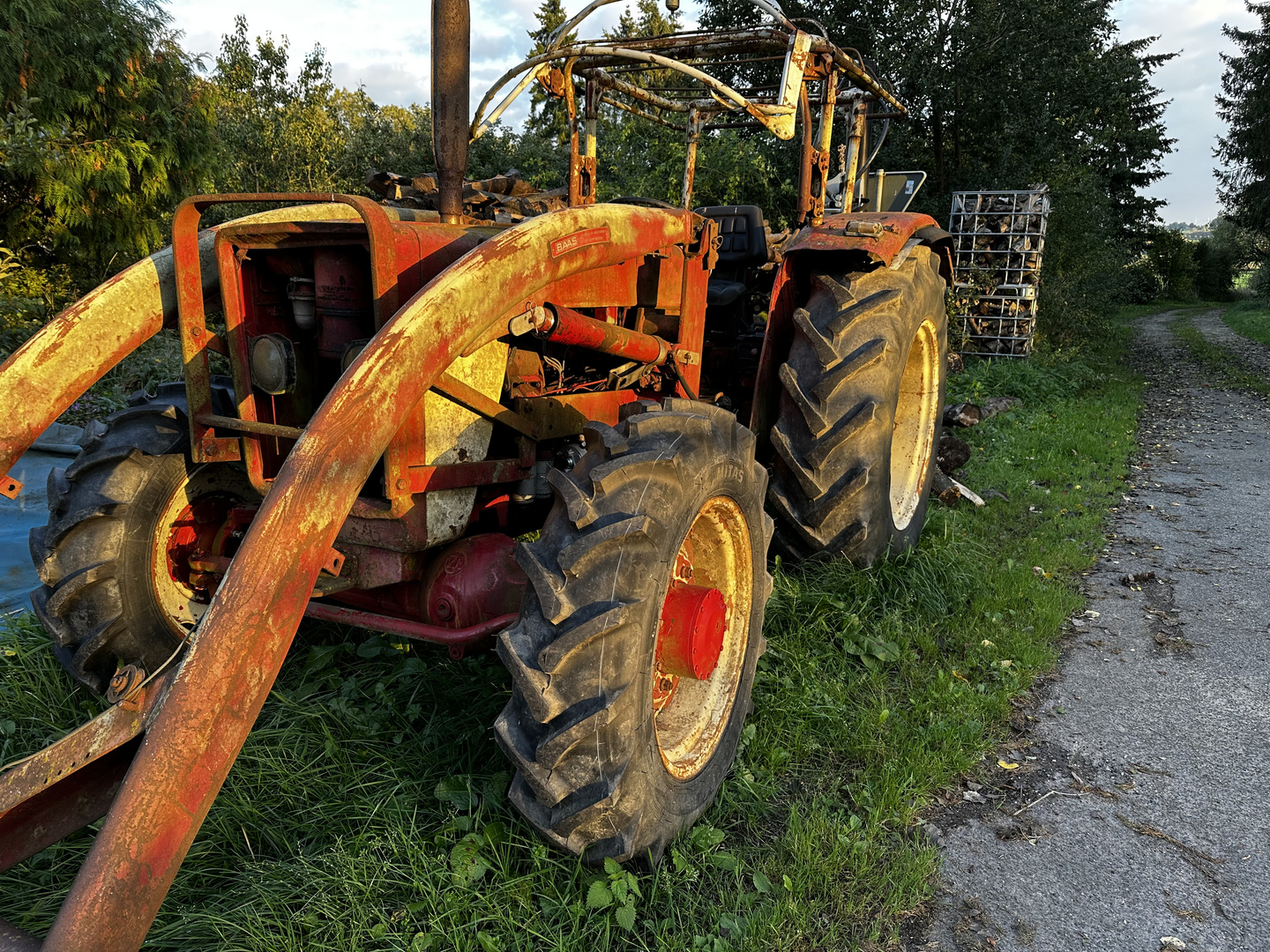 Altmetall in der frühen Abendsonne