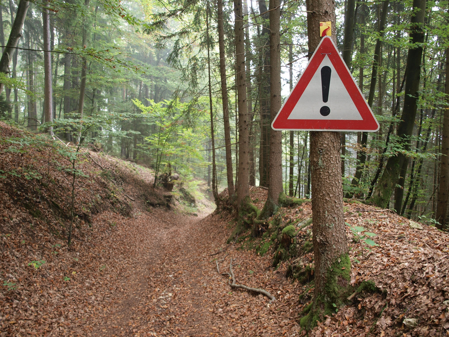 Altmühltal Panoramaweg mit extra großem Warnschild