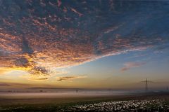 Altocumulus stratiformis und etwas Nebel