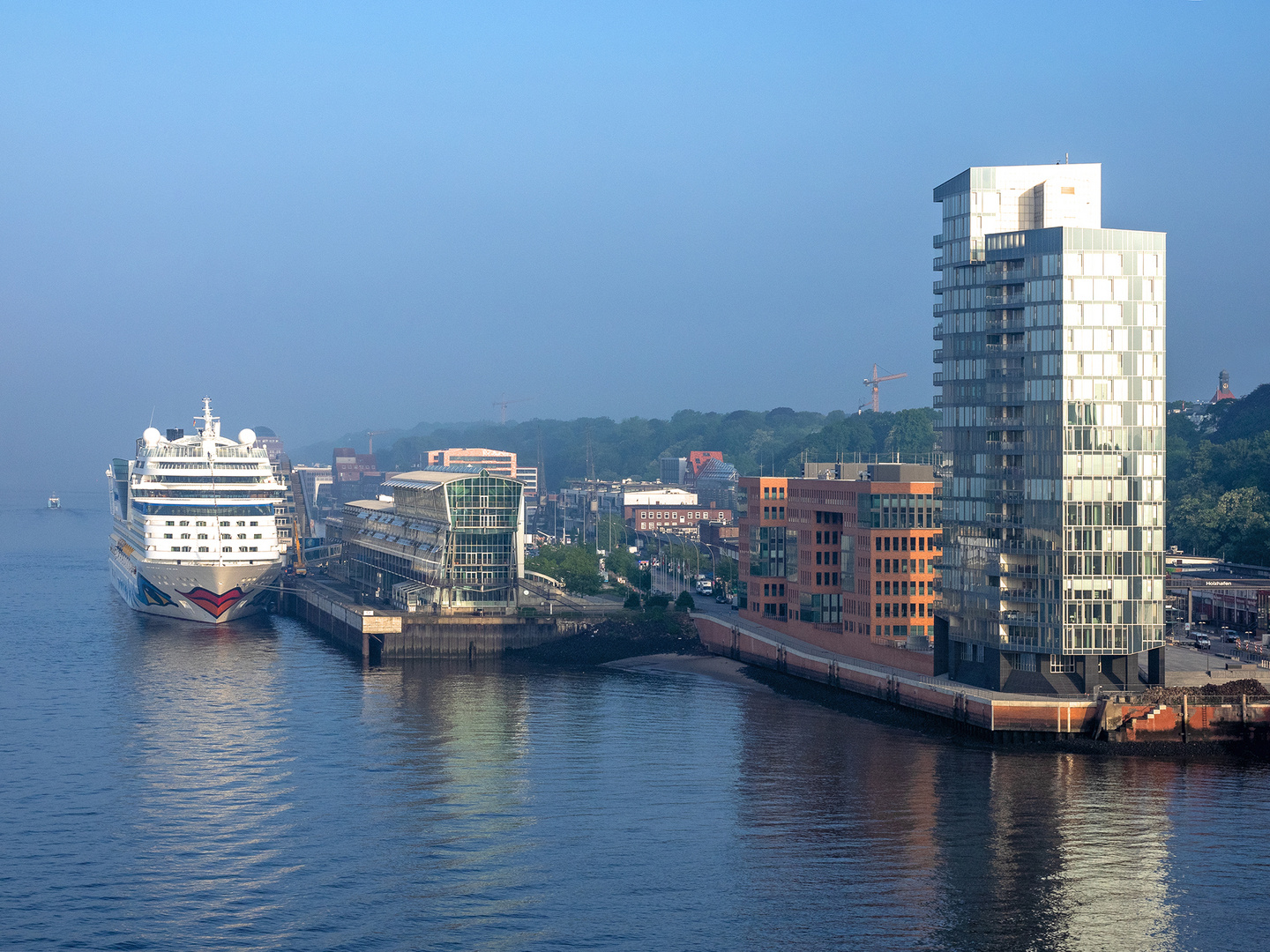 Altona Aida am Anleger und Hochhaus Kristall