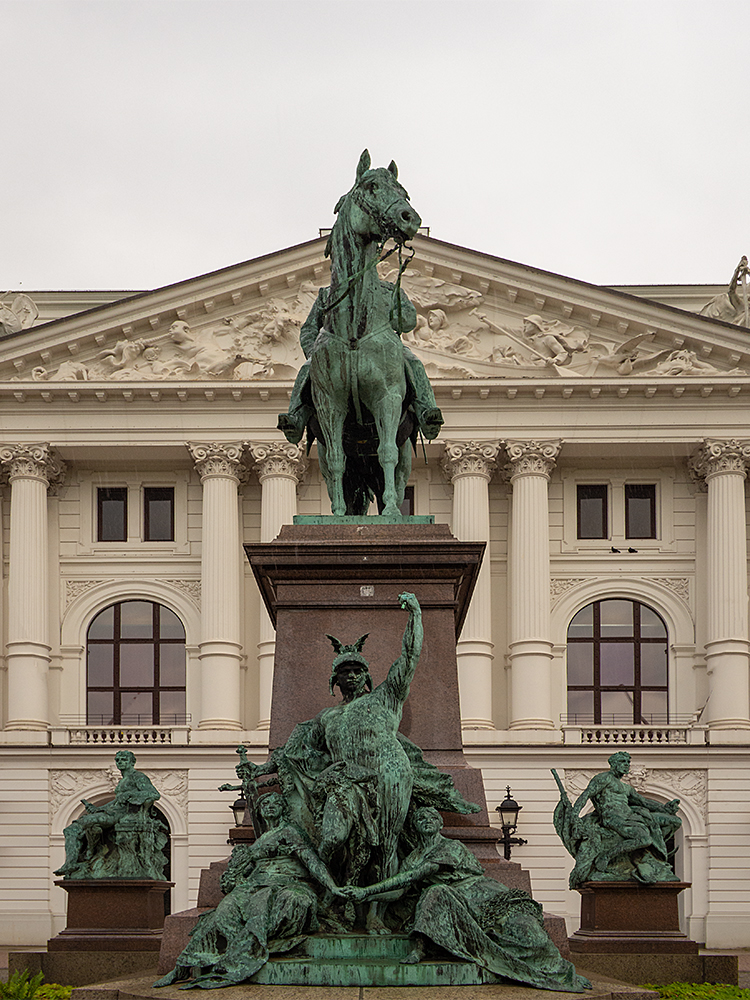 Altonaer Rathaus Kaiser Wilhelm Denkmal von vorne