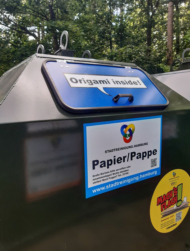 öffentliche Altpapiercontainer In Der Nähe Altpapiercontainer Foto & Bild | hamburg, container, motive Bilder auf