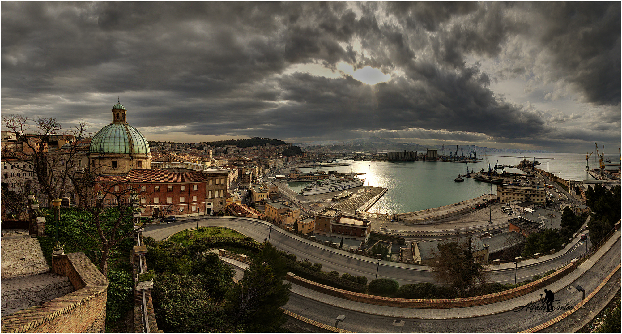 Altra panoramica del porto di Ancona