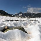 Altschnee auf dem Weg