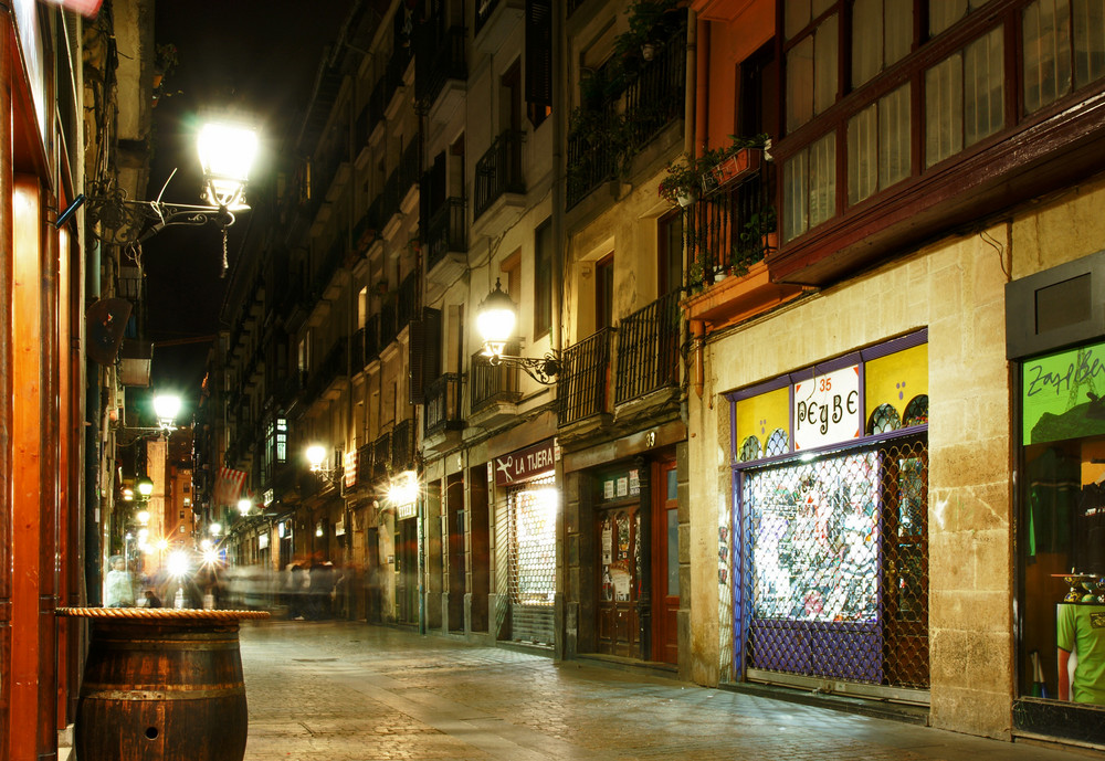 Altstadt Bilbao bei Nacht