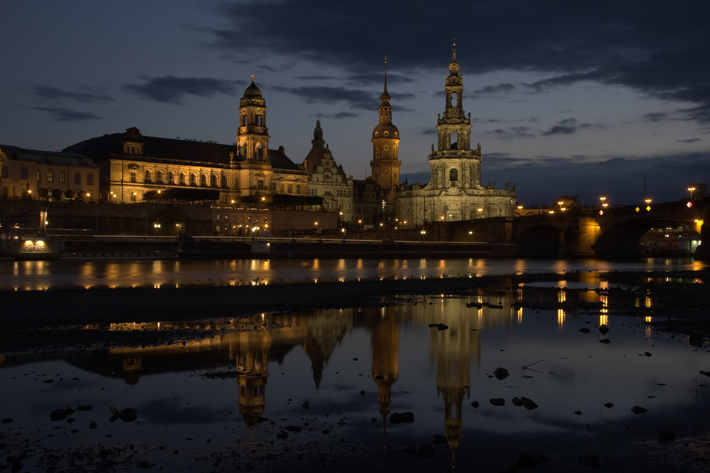 Altstadt Dresden am Abend gespiegelt