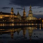 Altstadt Dresden am Abend gespiegelt