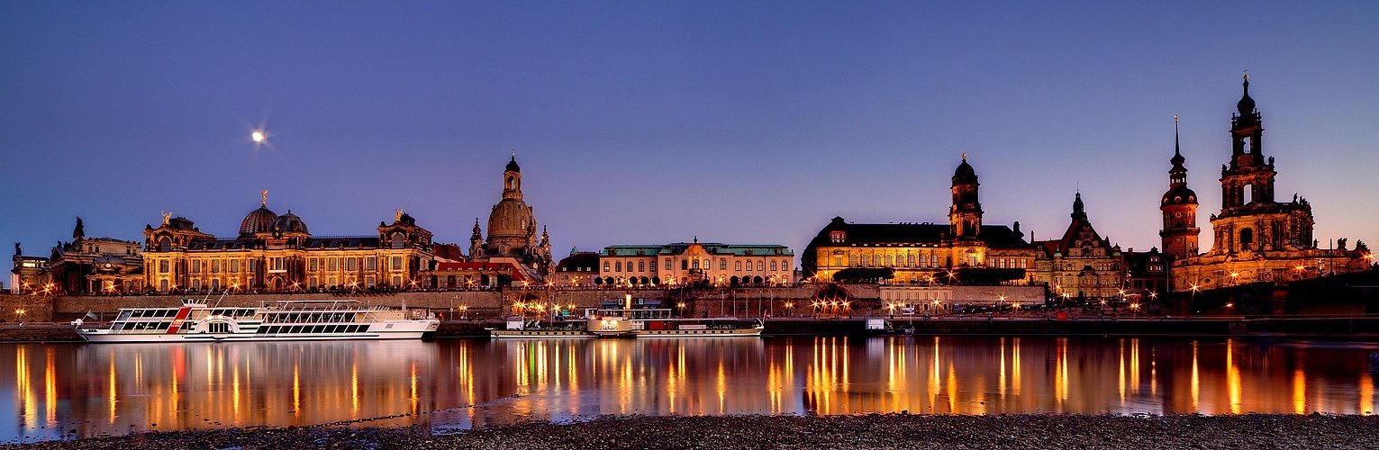 Altstadt Dresden - Blaue Stunde an der Elbe