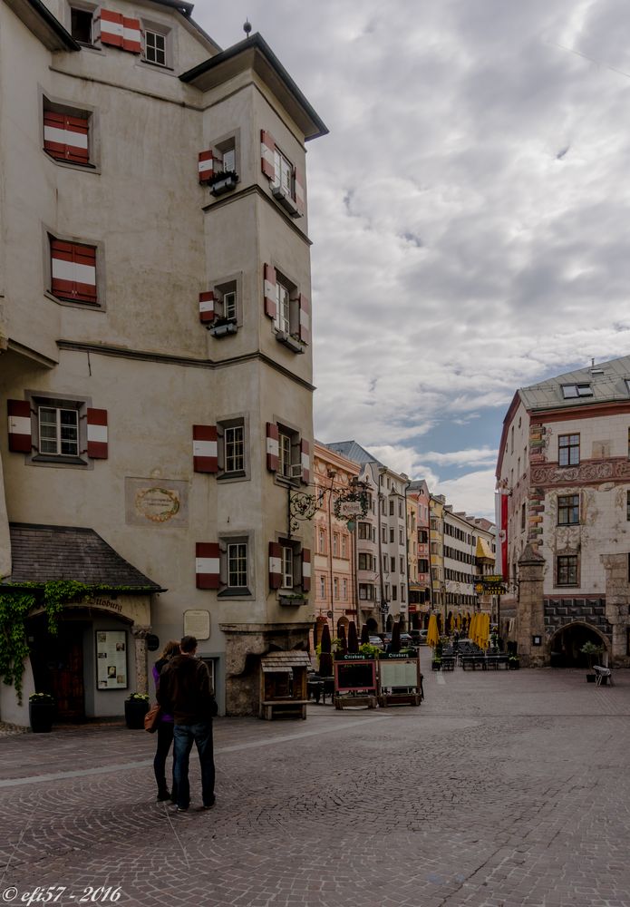 Altstadt mit Ottoburg und Goldenes Dachl - Innsbruck-2016_05_003