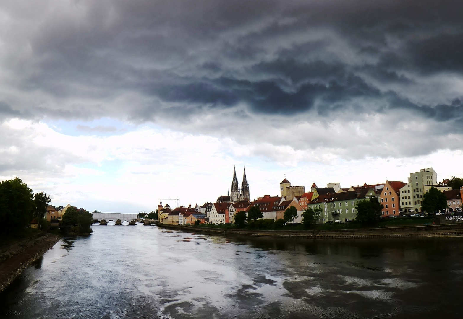 Altstadt Regensburg kurz vor dem Gewitter