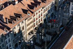 Altstadt von Bern - Häuser an der Münstergasse und das Seitenschiff des Münsters