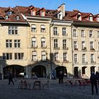 Altstadt von Bern: Häuserzeile am Münsterplatz mit Laubengang