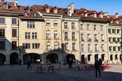 Altstadt von Bern: Häuserzeile am Münsterplatz mit Laubengang