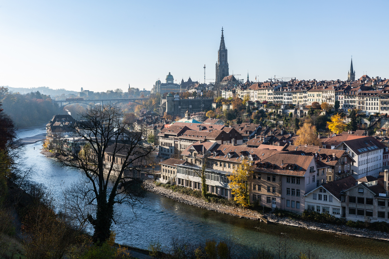 Altstadt von Bern, Mattequartier und Aare in der Nachmittagssonne