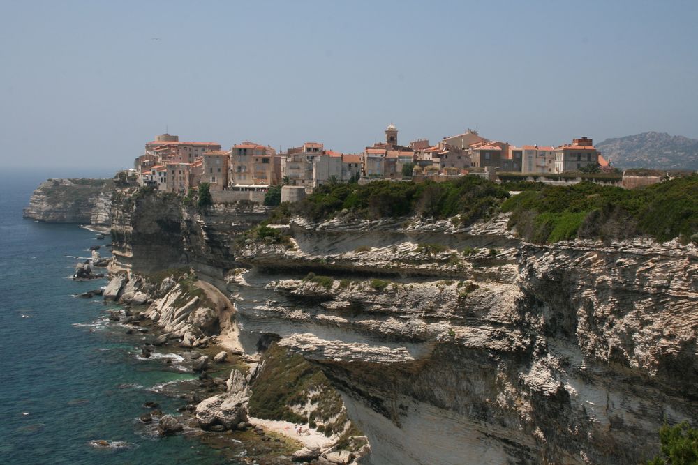 Altstadt von Bonifacio auf den Kreidefelsen (Korsika)