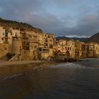 Altstadt von Cefalu zur blauen Stunde