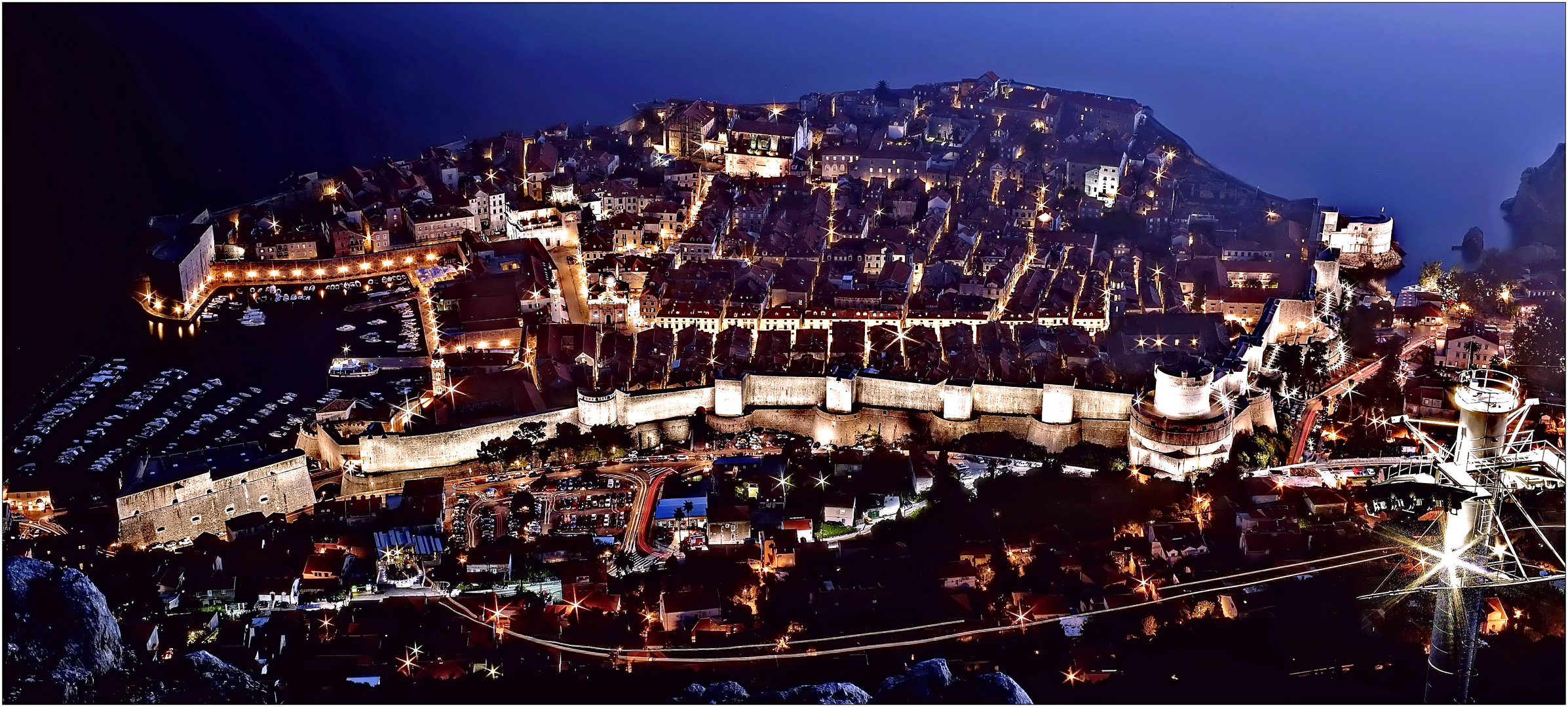 Altstadt von Dubrovnik an der Adria - die roten Dächer in der Nacht  .....