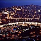 Altstadt von Dubrovnik an der Adria - die roten Dächer in der Nacht  .....