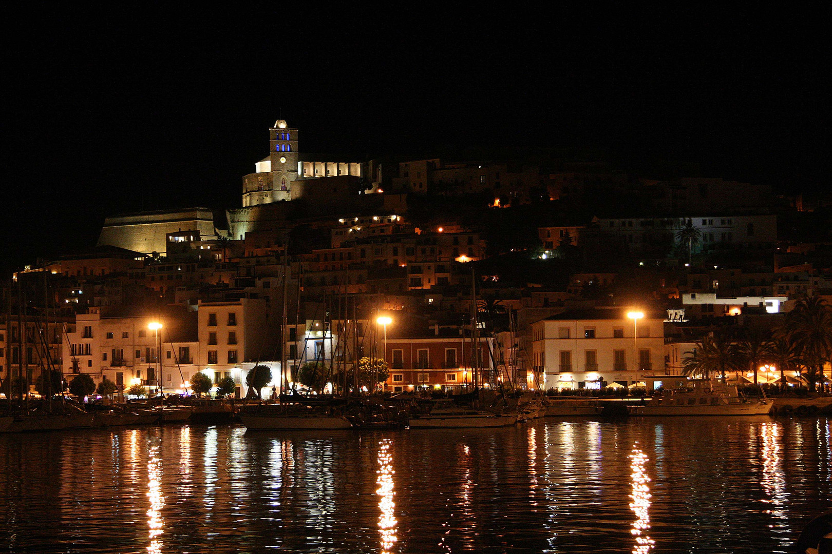 Altstadt von Ibiza bei Nacht