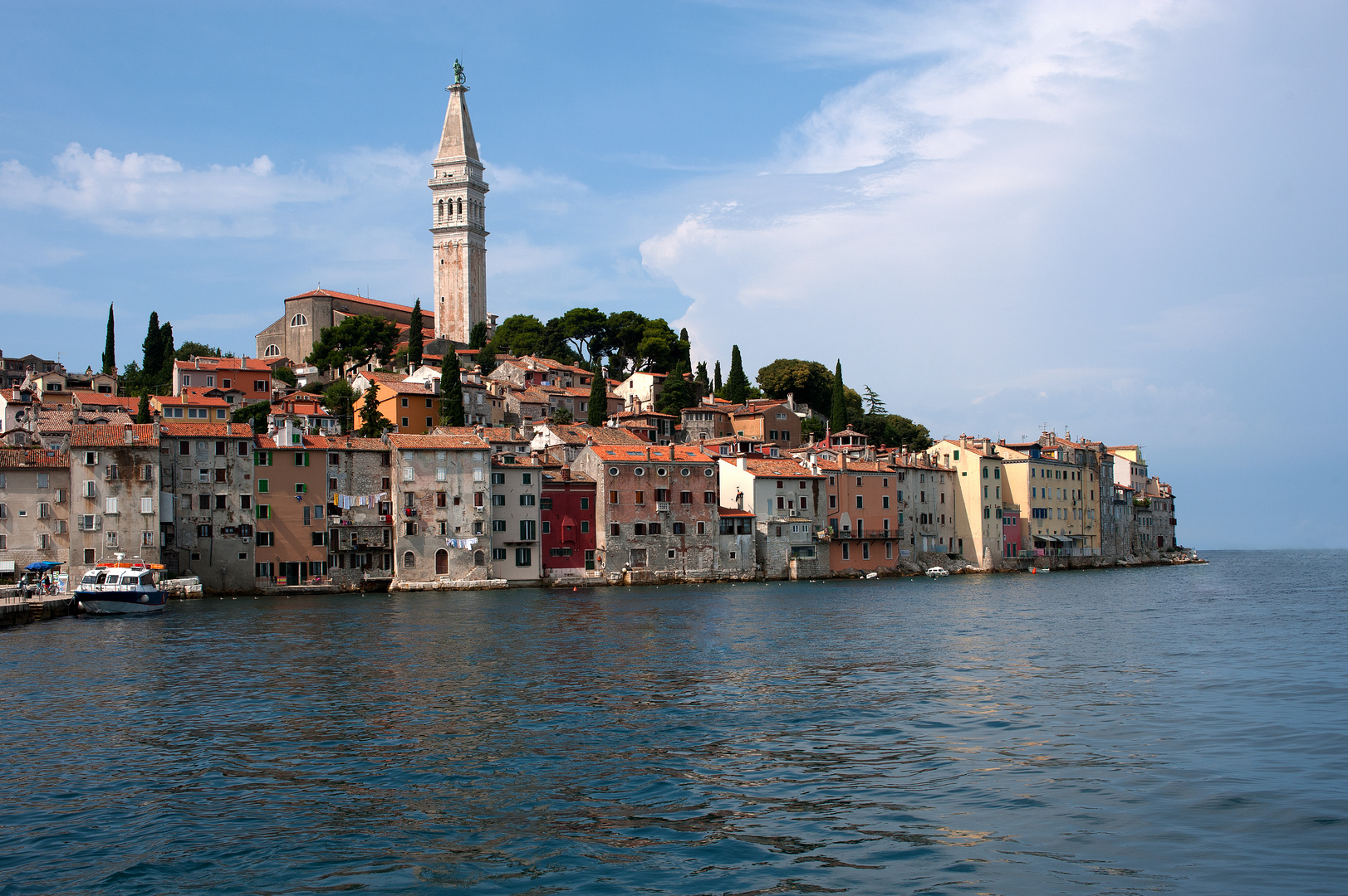 Altstadt von Rovinj vom Hafen aus