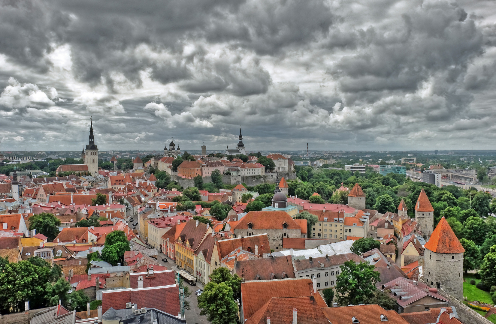 Altstadt von Tallin im Juli-Wolken/Sonnenspiel