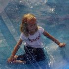 Altstadtfest, Kind in einer Luftkugel auf dem Wasser