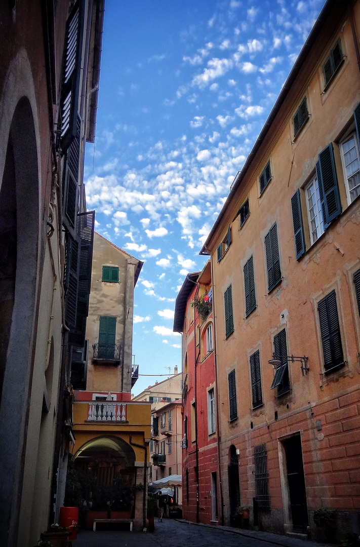 Altstadtgasse in Noli, ligurische Küste