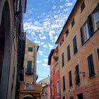 Altstadtgasse in Noli, ligurische Küste