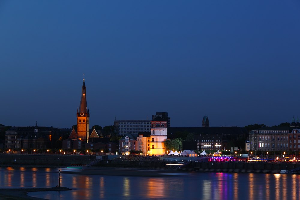 Altstadtufer bei Nacht