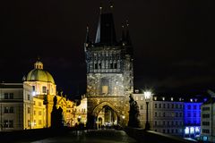 Altstädter Brückenturm bei Nacht