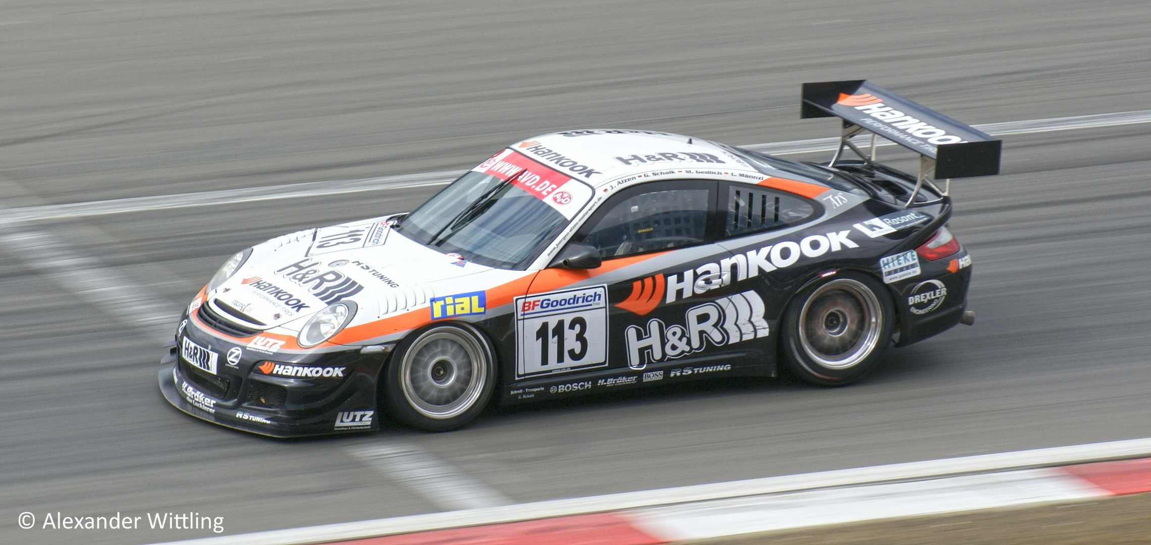 Alzen Porsche beim VLN Rennen im Anflug