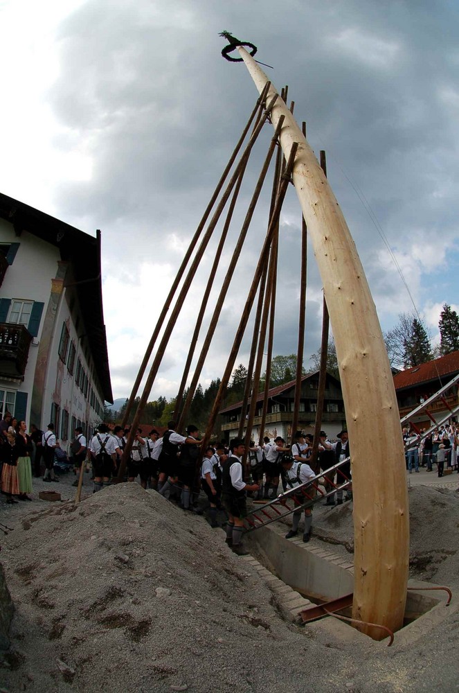 Am 1. Mai in der Jachenau beim Maibaum-Fest