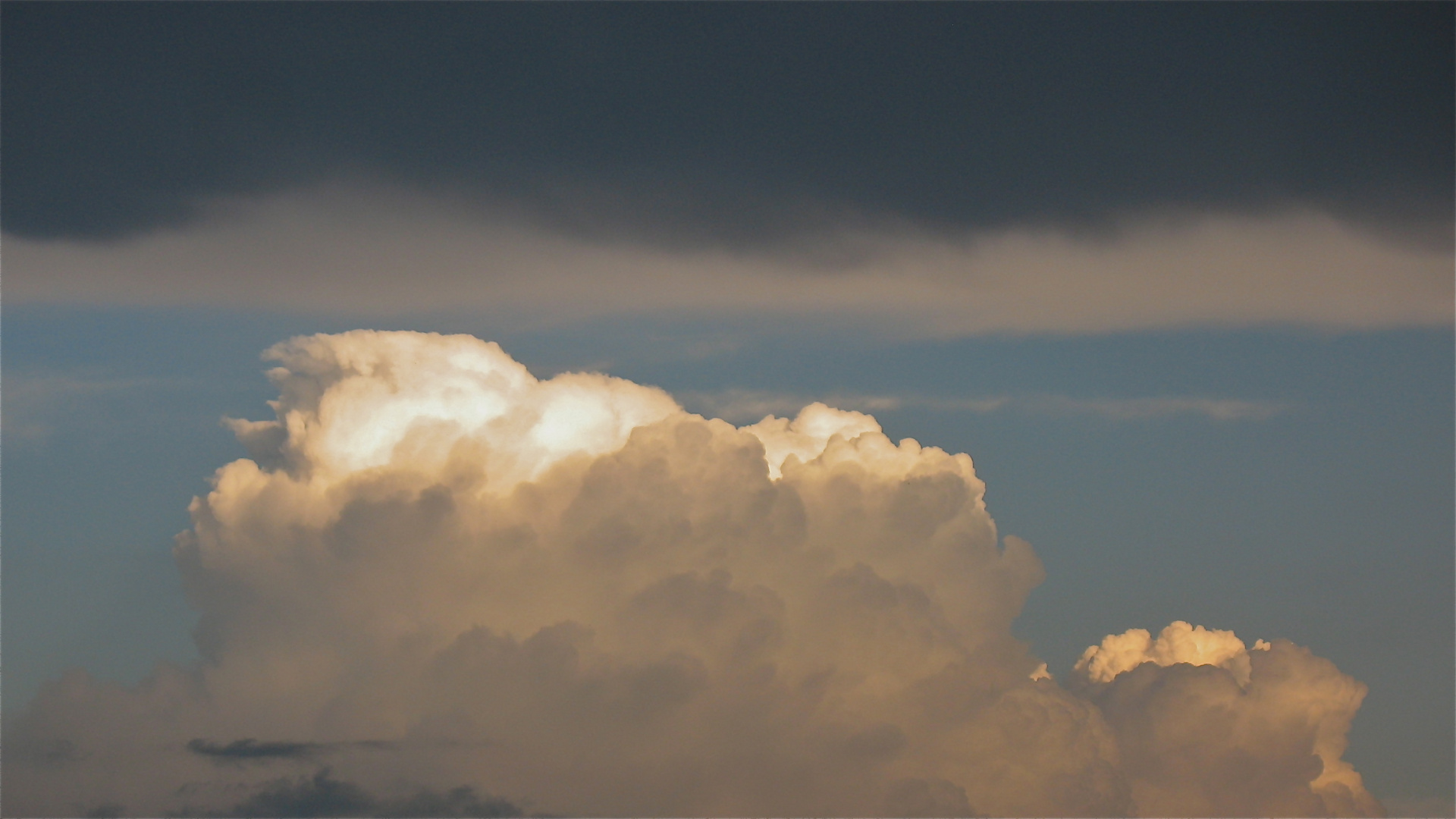 Am 20.5.2012 abends um 8 Uhr ist diese wunderschöne Cumuluswolke . . .