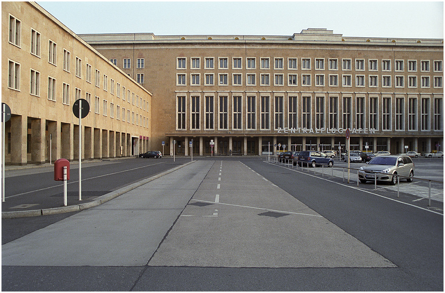 "Am 24. Mai 2001 stürzte ein auf Tempelhof anfliegendes einmotoriges Reiseflugzeug ...