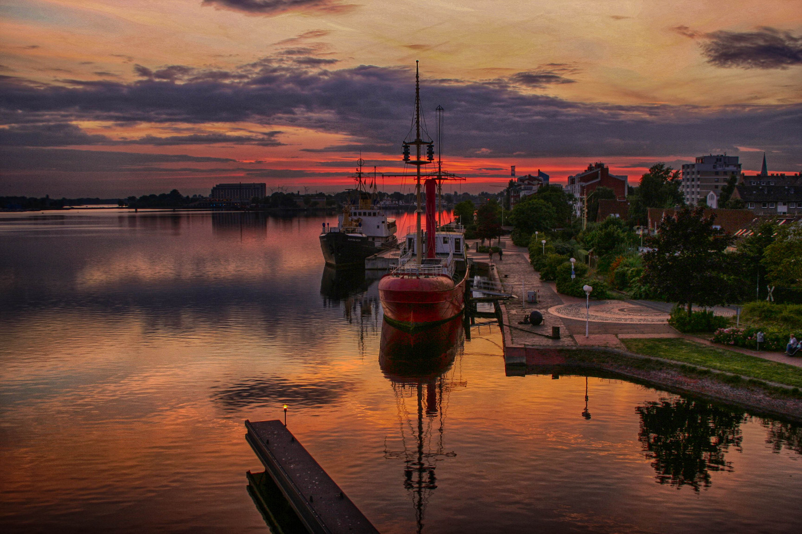 Am Abend am großen Hafen