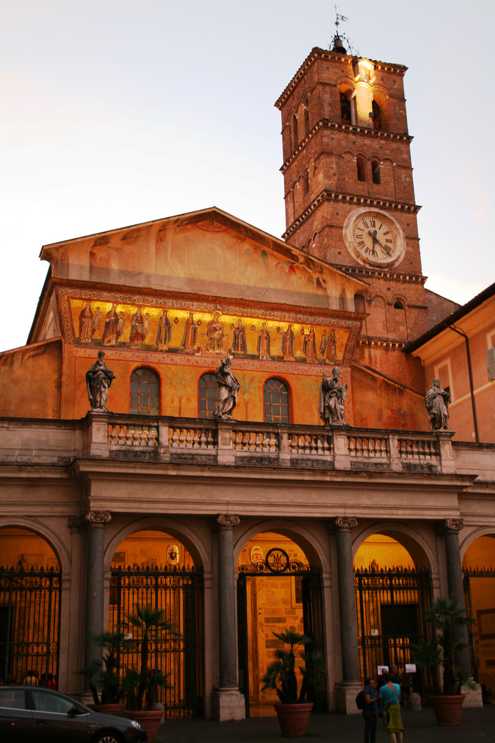 Am Abend schön beleuchtet. St. Maria di Trastevere, Rom