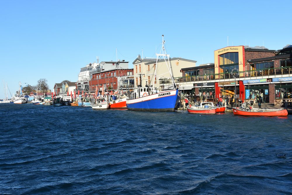 Am Alten Strom in Warnemünde bei Hochwasser