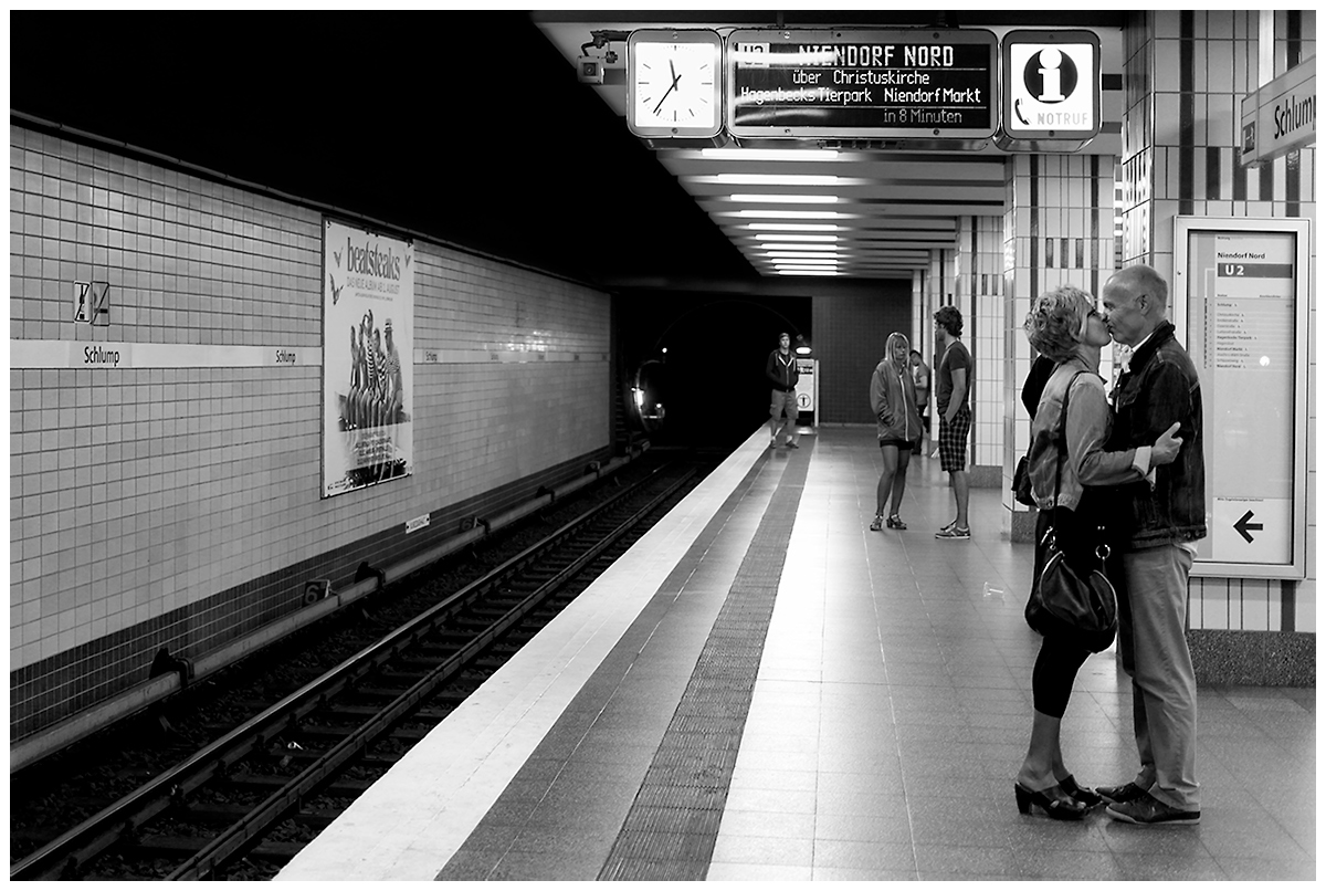 am anderen Bahnsteigende wurde sich sinnvoller beschäftigt