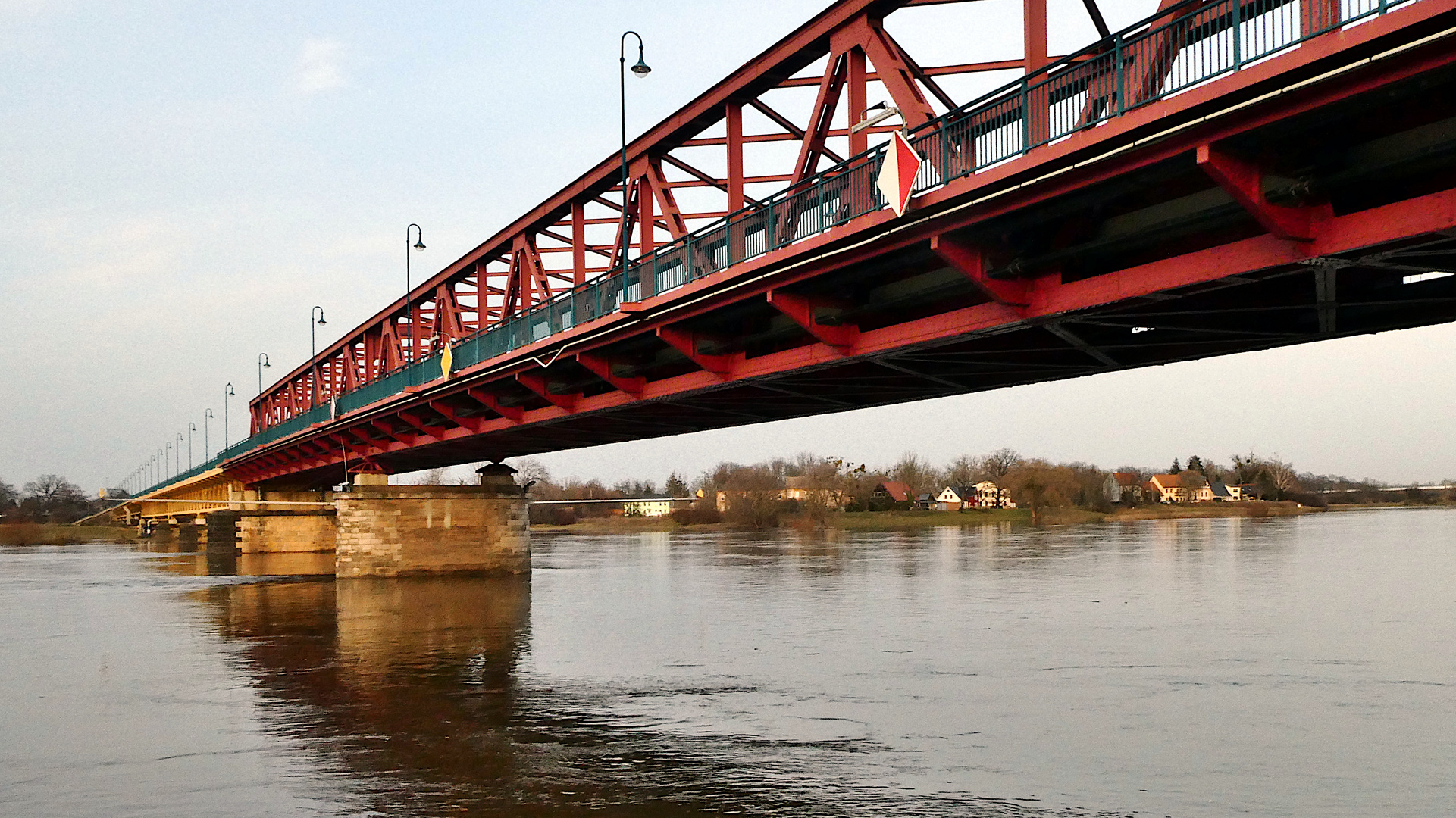 AM ANDEREN UFER DER ELBE...