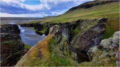 Am Ausgang der grünen Felsenschlucht Fjaðrárgljúfur