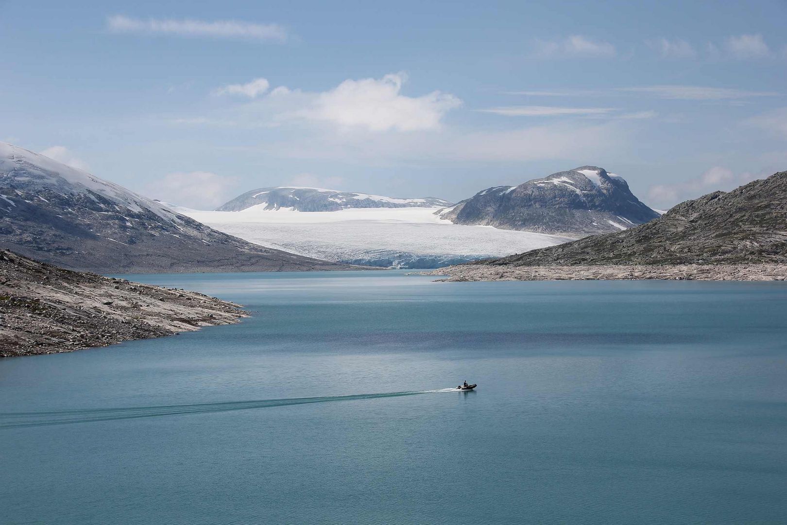 Am Austdalsvatnet kalbt der Jostedalsbreen