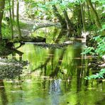 Am Bach entlang spazieren ist bei d e r  Hitze erträglich