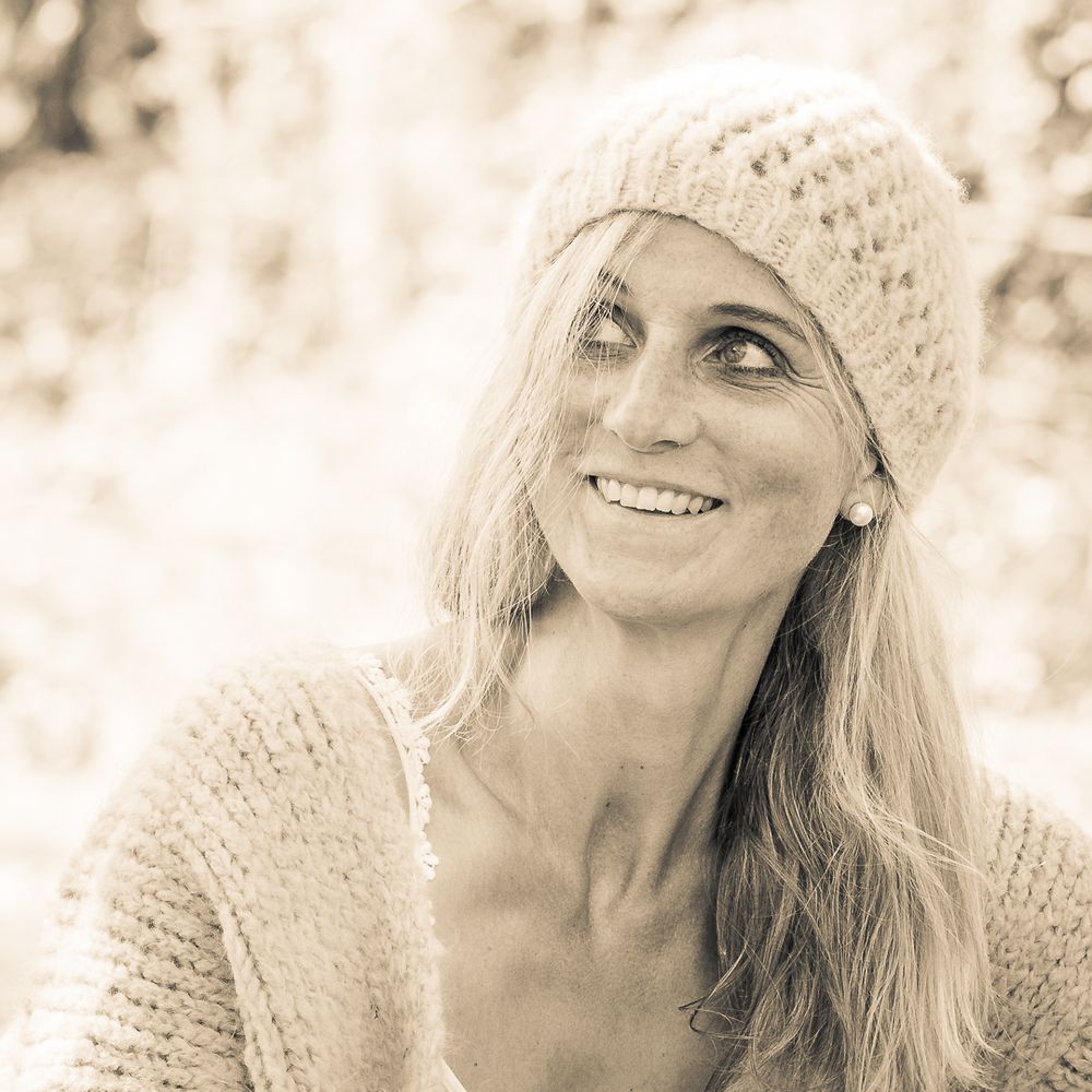 am Bach mit SUSANN14243 Foto & Bild portrait, portrait frauen